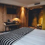 Le Notre Dame Saint Michel 3* باريس